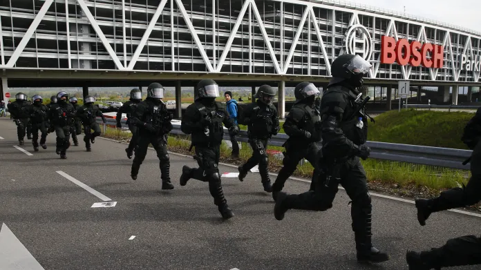 Policie během potyček ve Stuttgartu