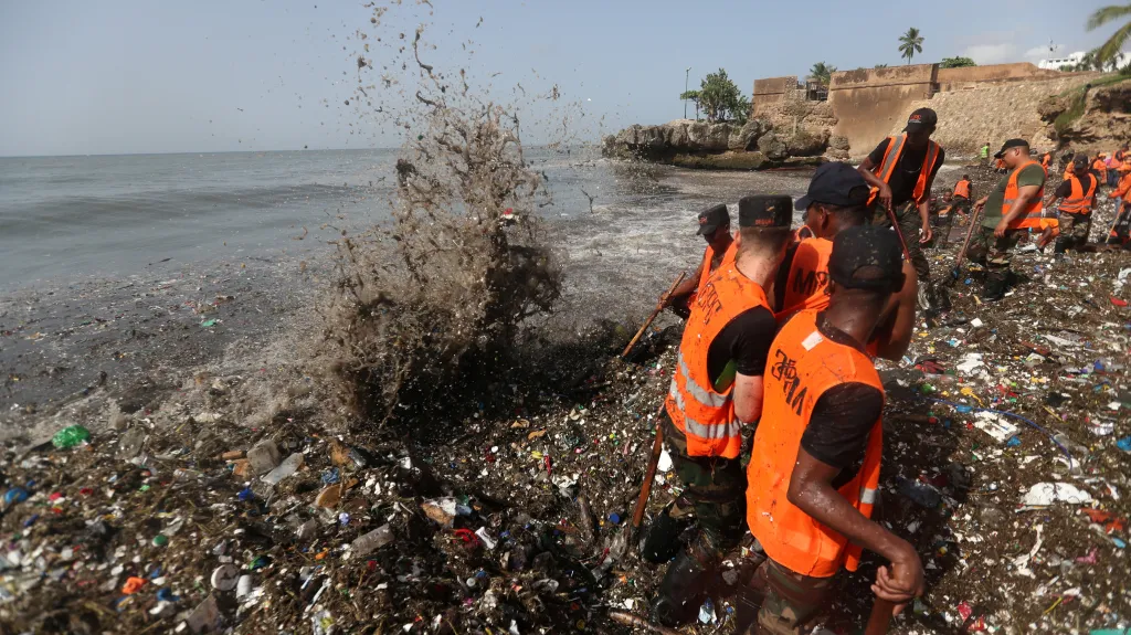 Úklid odpadků z pláží v Dominikánské republice
