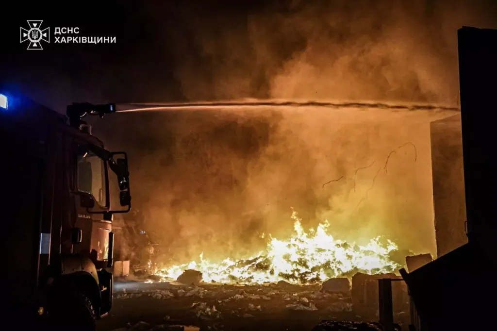 Hasiči bojují s následky ruských útoků v Charkově