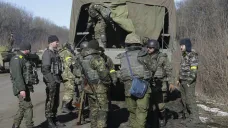Ukrajinští vojáci opouštějí Debalceve