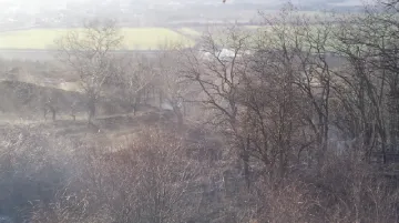 Rozsáhlý požár trávy u Židlochovic pomáhal hasit vrtulník