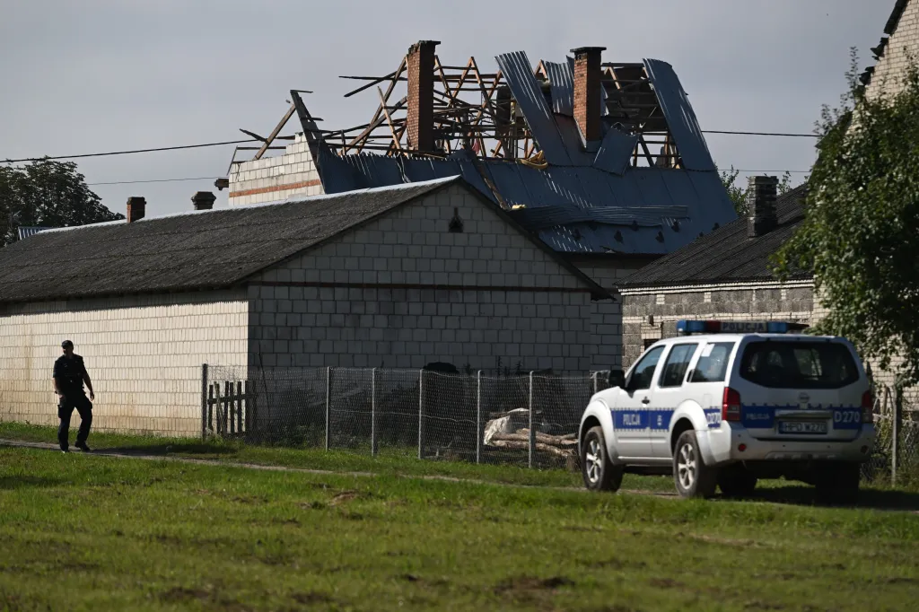 Střecha domu v polských Wyrykách zničená ruským dronem
