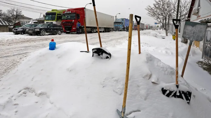 Kvůli sněhu museli v Rumunsku zavřít desítky silnic