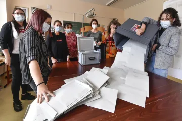 Jakou roli hrála velikost obce, míra nezaměstnanosti či věk? Grafická analýza ukazuje, koho strany oslovily