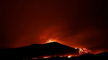 Etna, nejvyšší a nejaktivnější evropská sopka erupcí rozsvěcí oblohu na Sicílii.