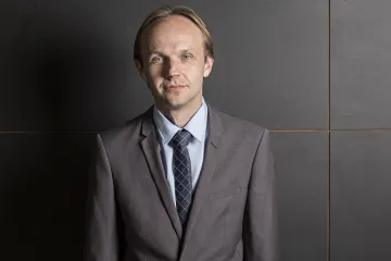 Ekonom Pavel: Nárazu do dluhové zdi lze zabránit. Vláda by ale musela každoročně ušetřit o 20 miliard více, než plánuje
