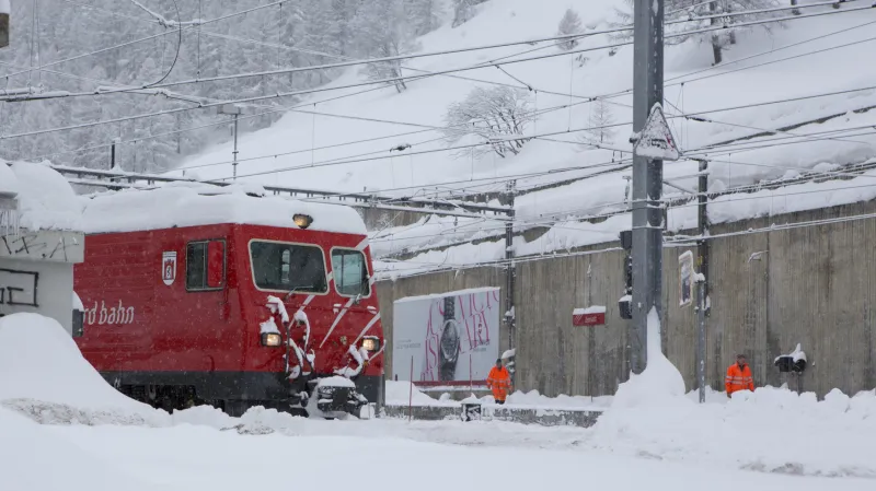 Zermatt je zavalený sněhem a dostupný je pouze ze vzduchu. Železnice i silnice jsou uzavřeny