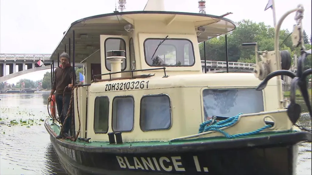 Loď Blanice nahradila strženou lávku v Nymburce
