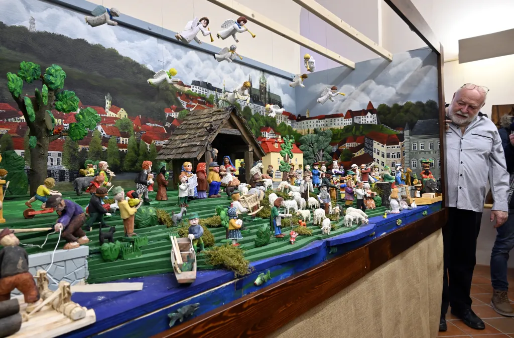 „Návštěvníci si tak mohou prohlédnout jedinečné panorama Malé Strany a mezi darovníky lze najít i několik osobností té doby. Zajímavý je i příjezd Tří králů na lodi po Vltavě. Na vytváření betlému se podílely více než tři desítky výtvarníků,“ připojil podrobnosti předseda Spolku českých betlémářů Vladimír Glaser