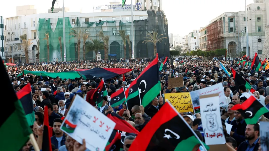 Demonstranti v Tripolisu požadují zastavení útoků maršála Haftara