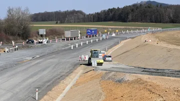 Staveniště části nově vybudované dálnice D48 v rámci stavby I/35 Lešná–Palačov