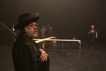 V dadaistickém představení HaDivadlo uvádí Klause či Fishera