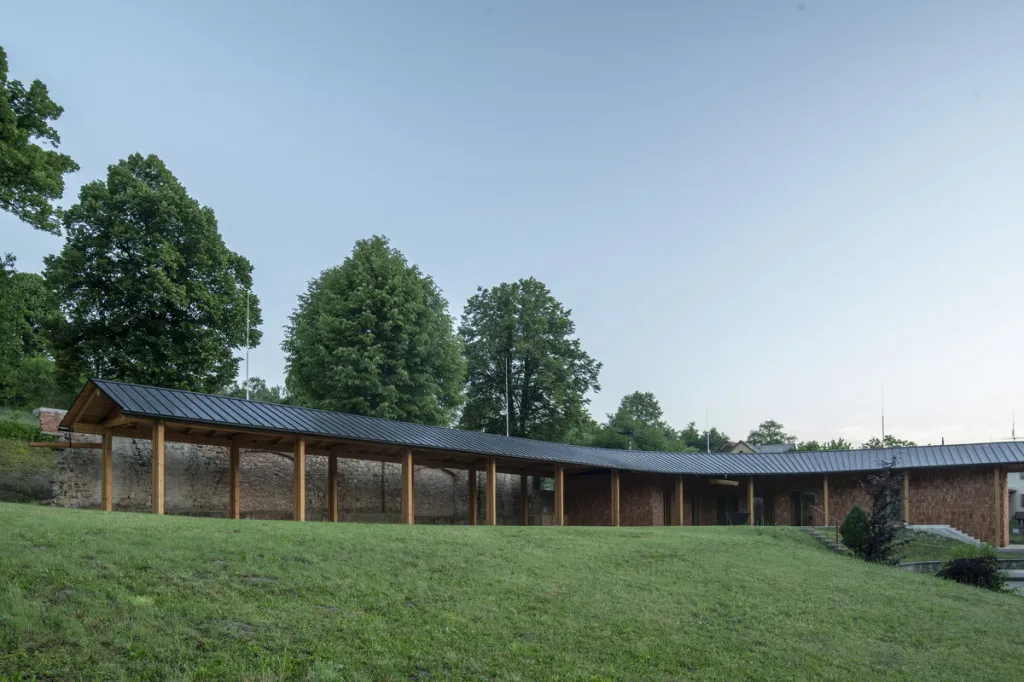 Novostavby ocenila porota dvě. Cenu získal jednak společenský sál Farního centra v Lidečku na Vsetínsku. Projekt je součástí rekonstrukce fary ze 16. století. Dispozičně variabilní společenský sál je navržen konstrukčně jako cihlová stavba s tradičním šindelovým obkladem z modřínu