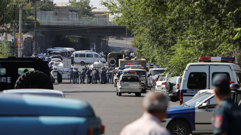 Arménská policie blokuje ulici v Jerevanu
