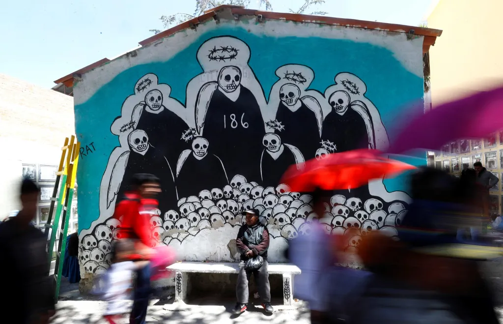 V Bolívii malují zemřelé na stěny hřbitovních budov