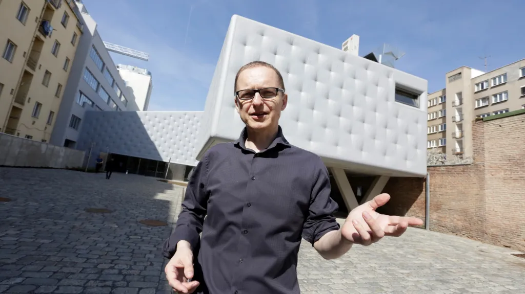 Petr Hájek před novým sálem Centra současného umění DOX