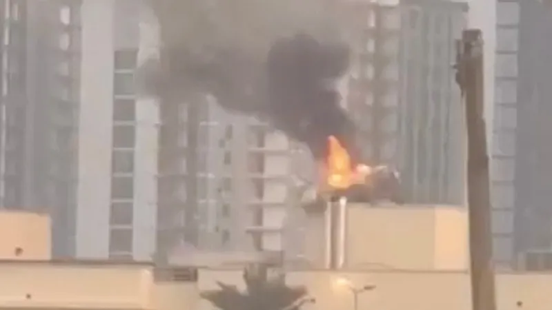 Záběry ze sociálních sítí, které údajně zachycují střechu americké ambasády v Bagdádu po útoku, 14. března 2026