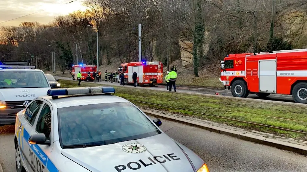 Nehoda hasičských vozů a dodávky