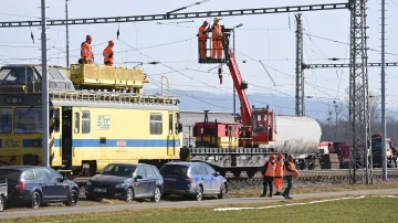 Technici ze Správy železnic opravovali v Hustopečích nad Bečvou trakční vedení