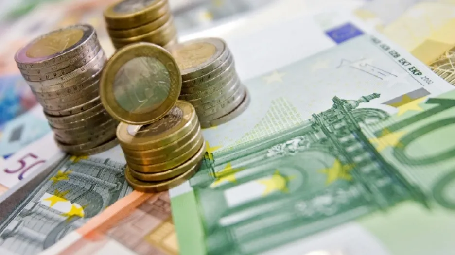 Euro to má nahnuté.