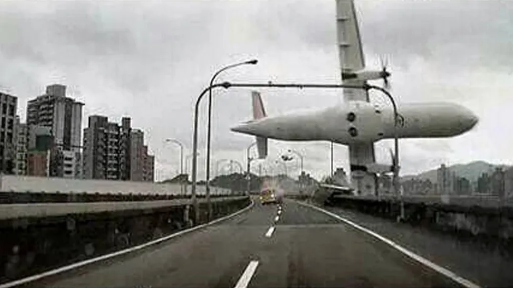 Letadlo padající do řeky na Tchaj-wanu
