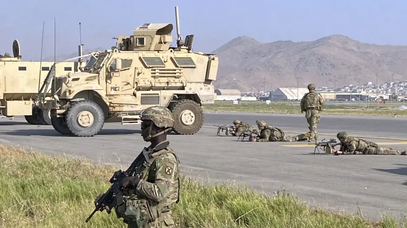 Po obsazení Kábulu hnutím Taliban zavládl v Afghánistánu chaos. Mnoho obyvatel se snaží ze země uprchnout