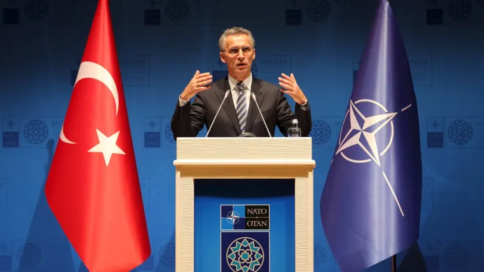 Generální tajemník NATO Jens Stoltenberg na schůzce ministrů zahraničí v Antalyi