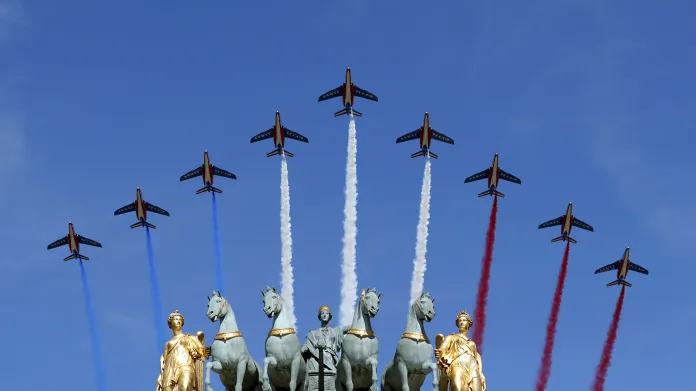 Stíhací letouny nad Vítězným obloukem vypouštějí kouřovou trikoloru ve francouzských barvách při vojenské přehlídce u příležitosti výročí pádu Bastily