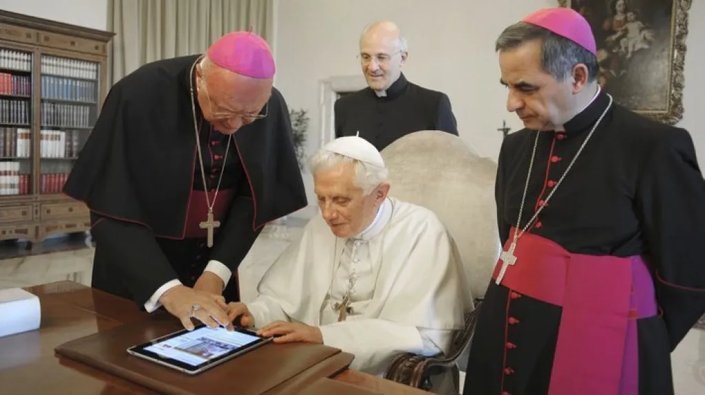Papež Benedikt XVI. odesílá zprávu na Twitter