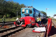 Na Znojemsku se srazil vlak s osobním autem, zemřeli dva mladí lidé