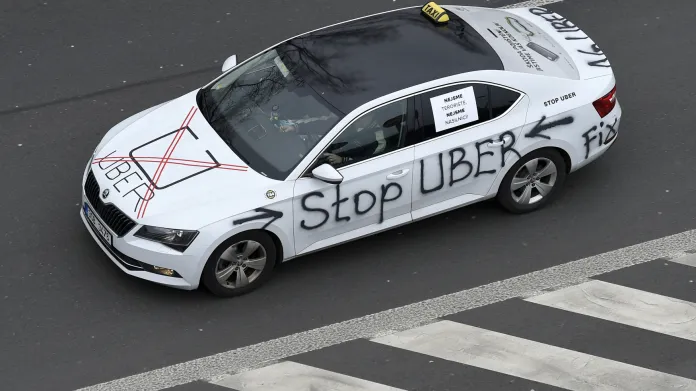 Protest taxikářů proti firmě Uber v Praze