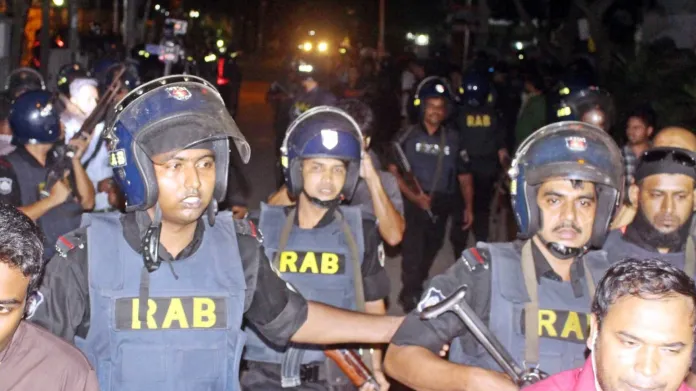 Příslušníci bangladéšských ozbrojených složek v době obléhání restaurace
