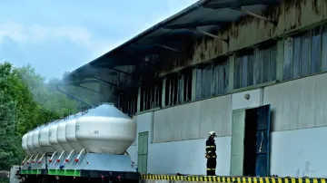 Hořelo v areálu cementárny v Mokré