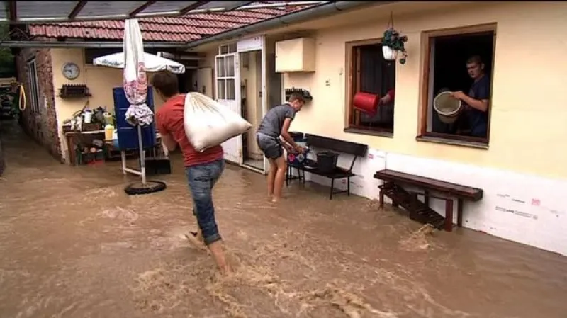 Podívejte se, jak lokální záplavy komplikovaly život v zemi