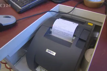 Odložení dalších vln EET přinese úlevu statisícům podnikatelů. Prodejci pokladen však sčítají škody