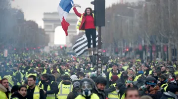 Pařížskou hlavní třídu zaplavily takzvané žluté vesty