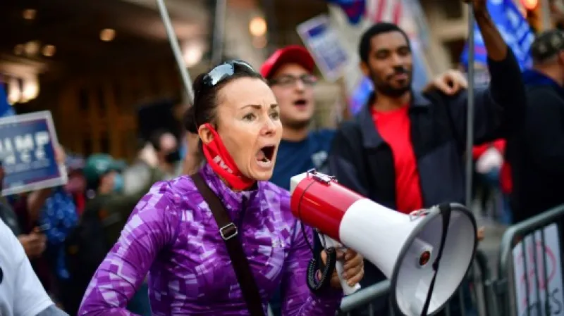 Trumpova podporovatelka pokřikuje ve Filadelfii na příznivce Bidena Zdroj: Reuters