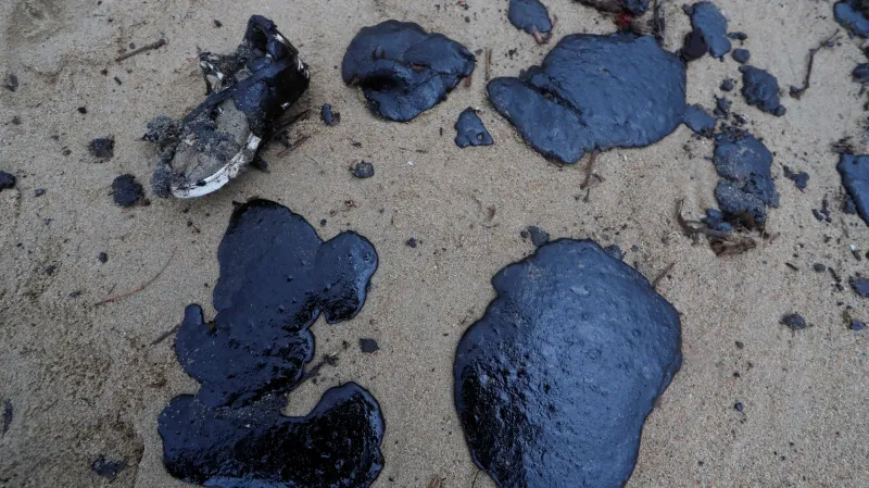 Palivové skvrny na pláži Pampelonne