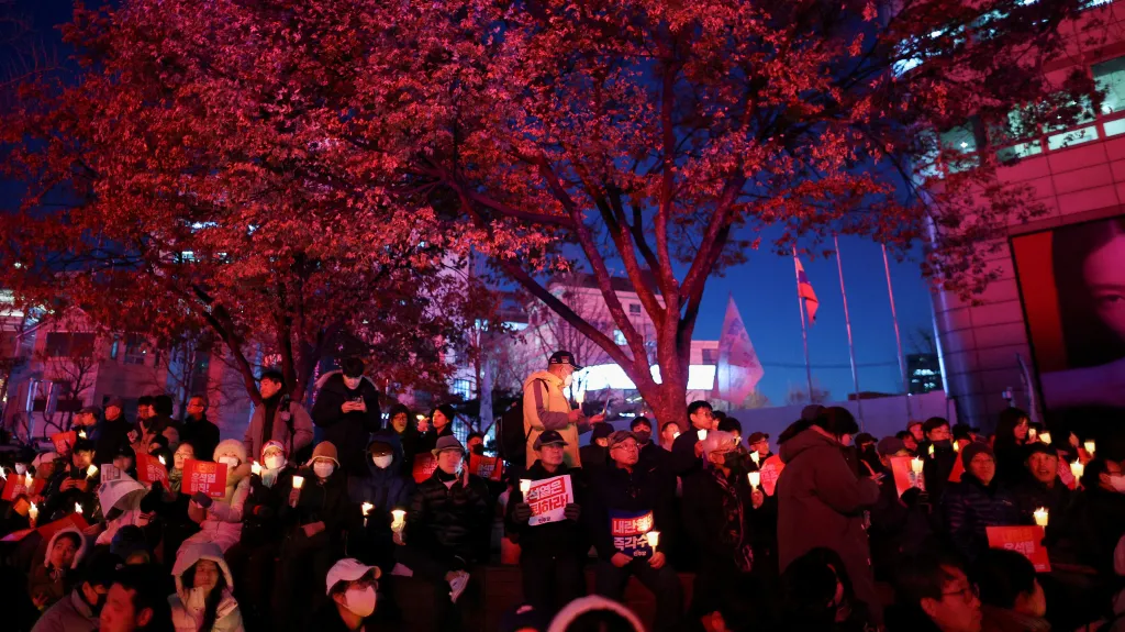 Lidé protestují za odstoupení jihokorejského prezidenta Jun Sok-jola