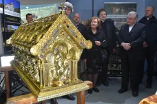 Restaurátoři dali relikviáři svatého Maura nový lesk. Kardinál Duka přidal listinu se svou pečetí