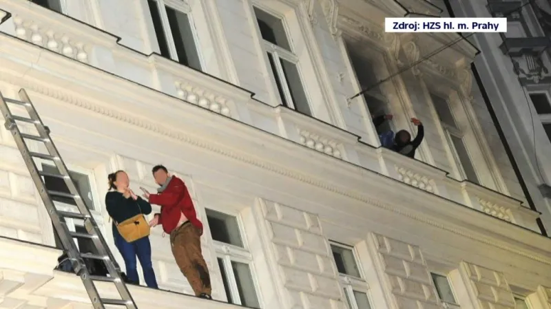 Hasiči se obávali, že by lidé mohli začít skákat dolů