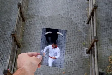 Místo skutečných býků a lidí jen obrázky. Fotograf vrátil symbolicky život do města zasaženého koronavirem  