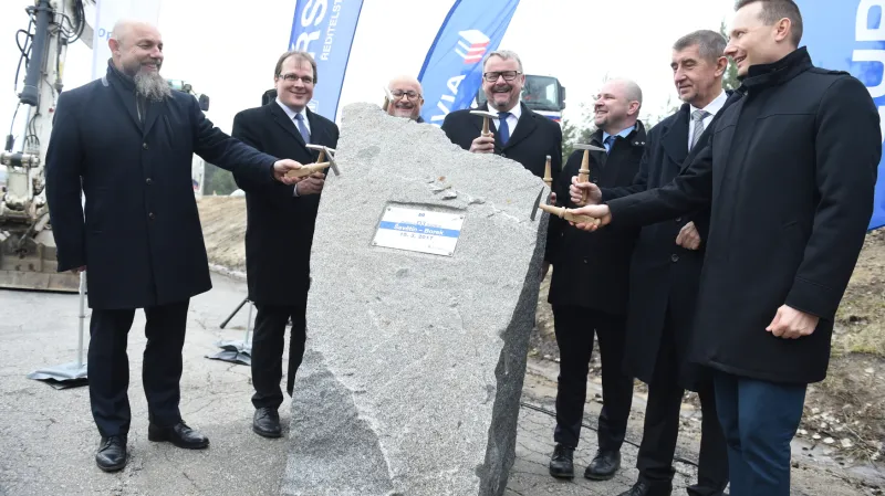 Místo jednání sněmovny se Andrej Babiš účastnil zahájení stavby dalšího úseku dálnice D3