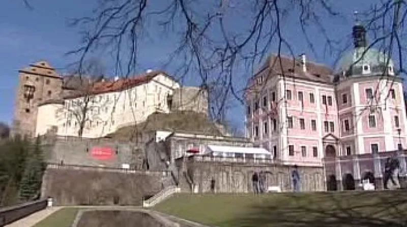 Relikviář sv. Maura, truhličku na ostatky ze 13. století, označují historici  za druhou nejcennější movitou památku v Česku, hned po korunovačních klenotech.