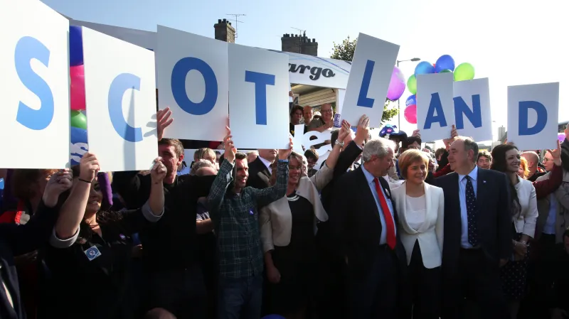 Sympatizanti skotské samostatnosti na shromáždění v Edinburghu