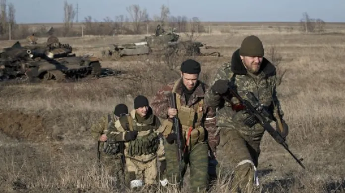 Horizont: Těžké zbraně se na Ukrajině nestahují