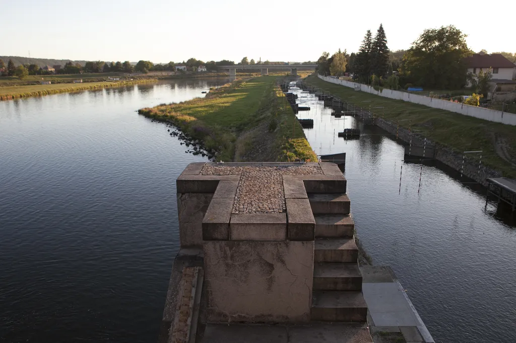 Historie areálu vlastně započala velkou povodní v roce 1704, při níž si Vltava prorazila nové rameno a vytvořila tak velký říční ostrov o rozloze asi 250 hektarů. Právě na něm nechal Václav Antonín Chotek vybudovat malý letohrádek obklopený velkým množstvím zeleně. Voda se pak z východního ramene vytratila a dnes teče pouze západním.