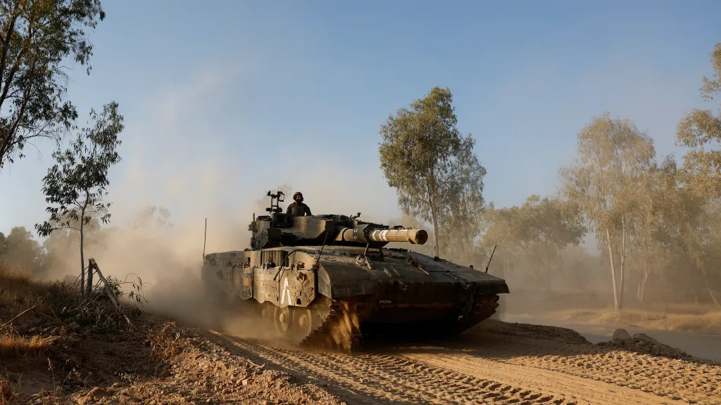 Izraelský tank u hranice s Pásmem Gazy