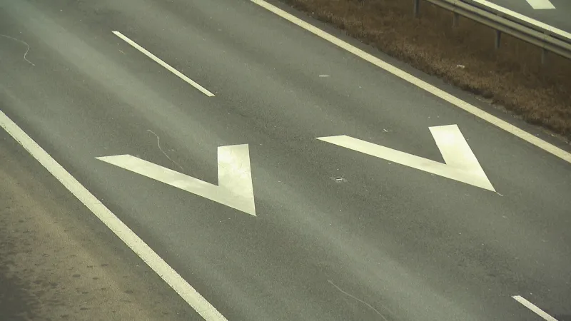 Šipky pomáhající odhadnout bezpečnou vzdálenost