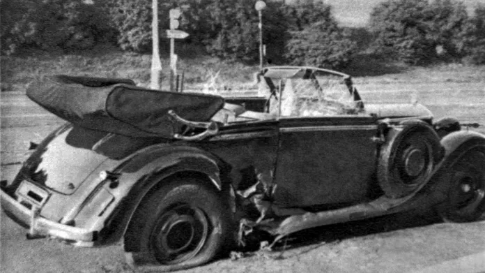 Heydrichův automobil poškozený pumou při atentátu